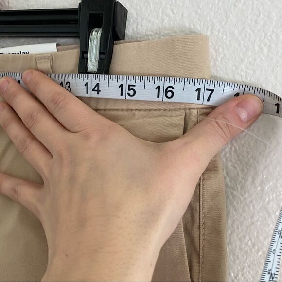Old Navy Mid high Rise tan beige khaki Shorts 3.5” everyday shorts-8 - Picture 5 of 6
